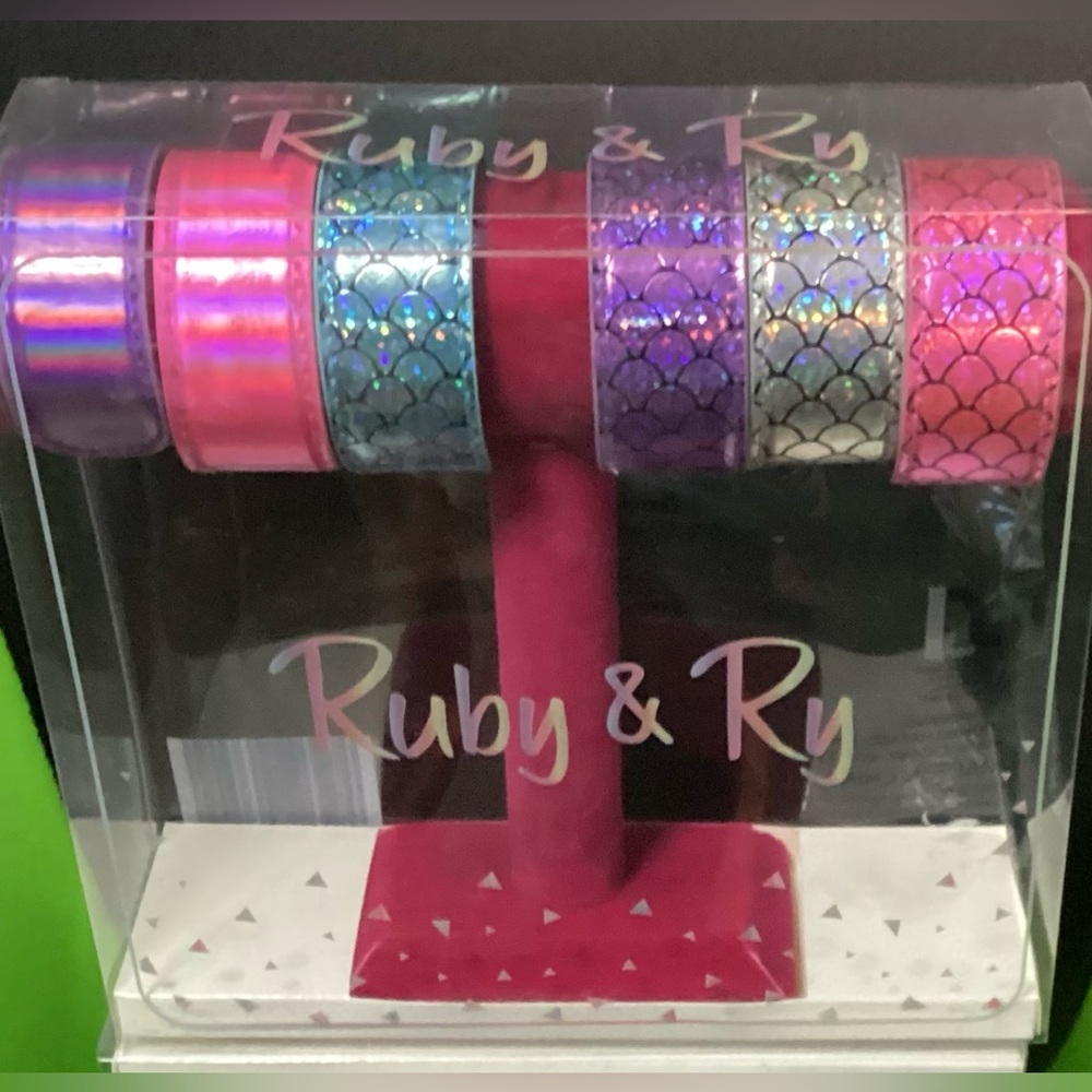 RUBY & RY ASSORTED BRACELET SET WITH JEWELRY STAND